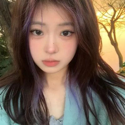 泳池里的女人
